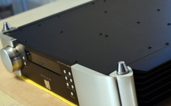 SimAudio Moon 740P Preamplifier